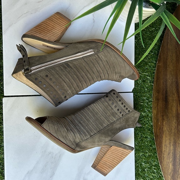 PAUL GREEN sydney Peep Toe Studded Sandal (Women)
$389.00 size 9 women - Picture 6 of 15